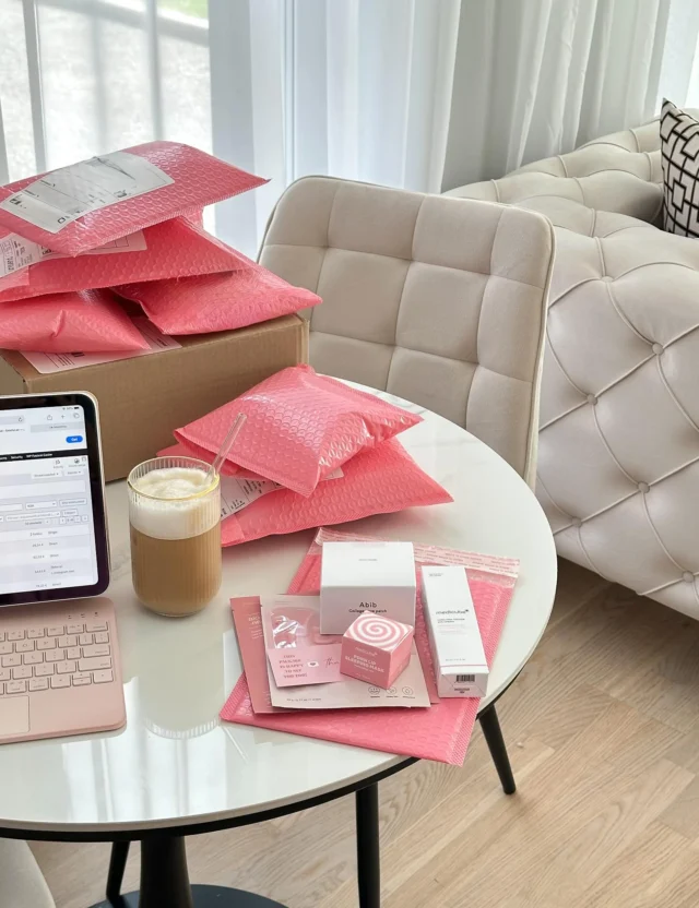 Iga ost meie e-poest aitab meil jätkata seda, mida armastame – tuua teieni parimaid Korea ilutooteid 💌 

Aitäh, et toetad meie e-poodi, see annab meile palju hoogu juurde! 

Tänutäheks on perioodil 05.08-10.08 kõik ilutooteid -15% soodsamad al 39€ ostust. Soodustuse saamiseks, kasuta koodi “näohooldus15”

#skinfuleesti #koreakosmeetika #koreakosmeetikaeestis #näohooldus #näohooldustooted